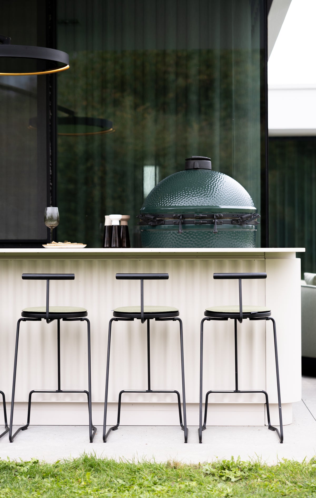 Roostr Wave buitenkeuken in Timeless Taupe naast zwembad Antwerpen